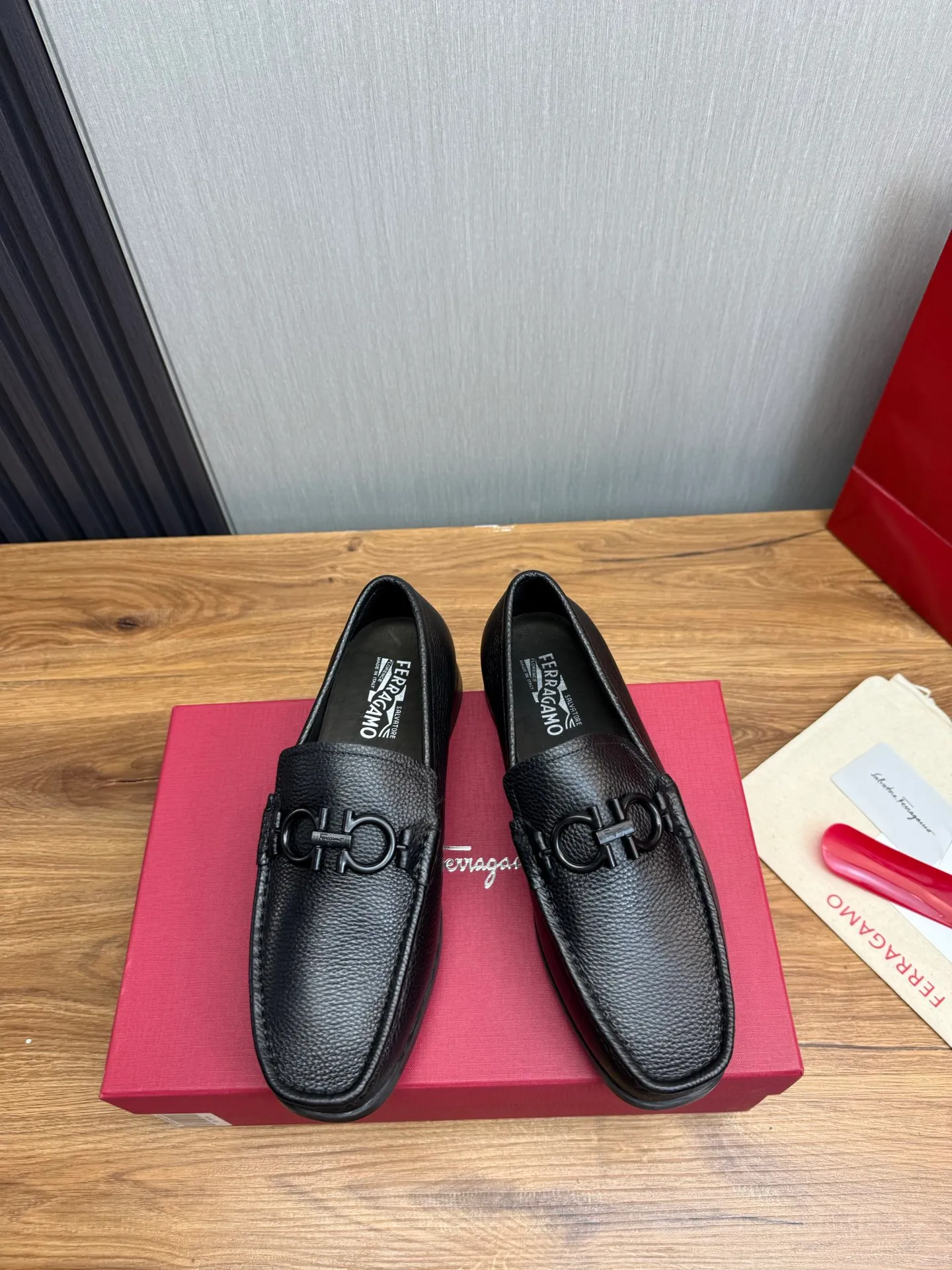 Men's shoes 💰760💰 Ferragamo. [Ferragamo] Men's Loaf leather shoes, the latest hot style, 1:1 original purchase quality, top quality, imported open-edge beaded cowhide leather on the upper, hand-made three-dimensional stitching highlights the round toe design, the inner feet are made of imported cowhide, with original wear-resistant rubber outsole, matching code 39-44, (38, 45 custom-made, non-refundable)